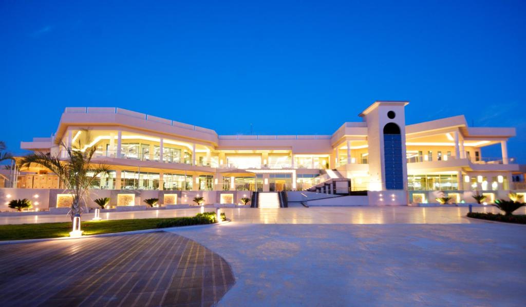 Main building and entrance at Royal Moderna Resort