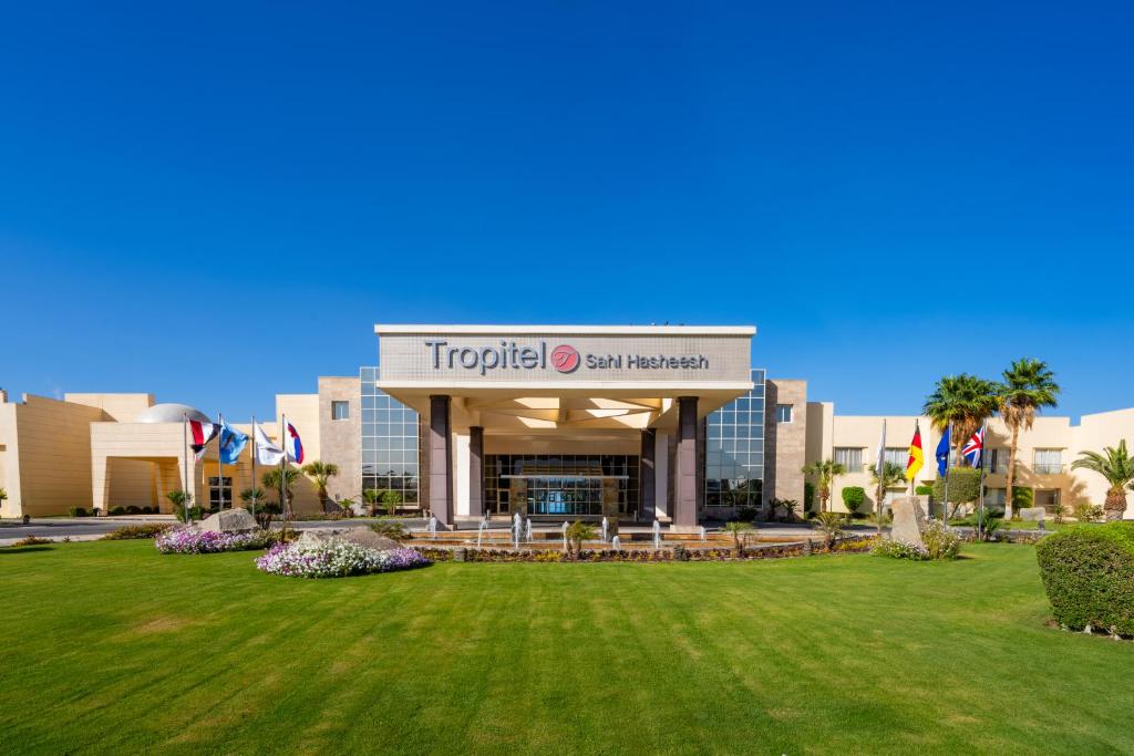 Entrance and gardens at Tropitel Sahl Hasheesh